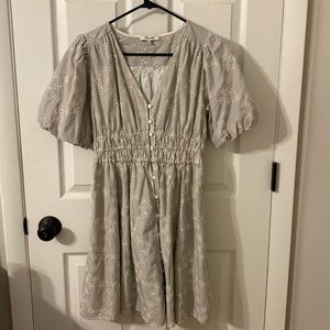 Beautiful Madewell Sophia Eyelet Puffed Sleeve Dress. Lined with pockets. M